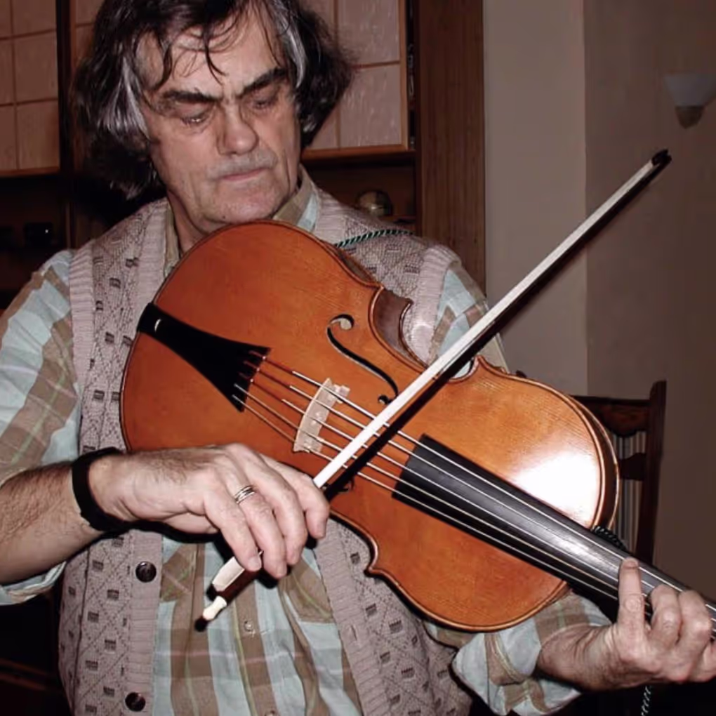 Sigiswald Kuijken trying a violoncello da spalla by Dmitry Badiarov in Brussels in 2004