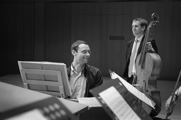 Benjamin Alard at the harpsichord with Ronan Kernoa, basse de violon