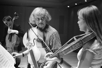 Sigiswald Kuijken with the violoncello da spalla, speaking with concertmaster Ann Cnop