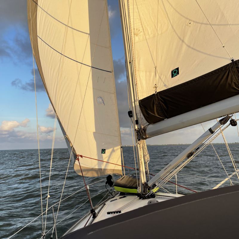 The horizon from a sailing boat, a moment of nature