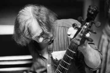 Sigiswald Kuijken tuning his viol