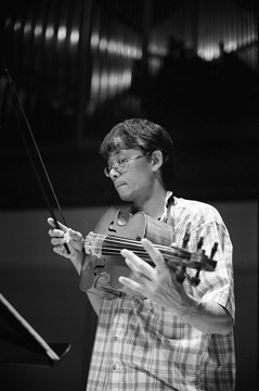 Makoto Akatsu with the violoncello da spalla